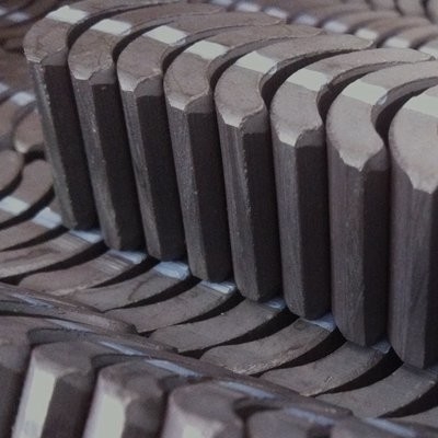 Αγορά Προσαρμοσμένος μόνιμος μεγάλος Ferrite μαγνήτης τόξων για την αεραντλία 52.12*50.18*7.27 χιλ. online manufacture